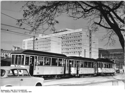 In 2000, the Leipziger Verkehrsbetriebe (LVB – the Leipzig Transport Company) celebrated its 128th anniversary. Facts & Files was commissioned to compile an inventory of the company's archive. The results of this work were published in a brochure which serves as a guide through the archive.