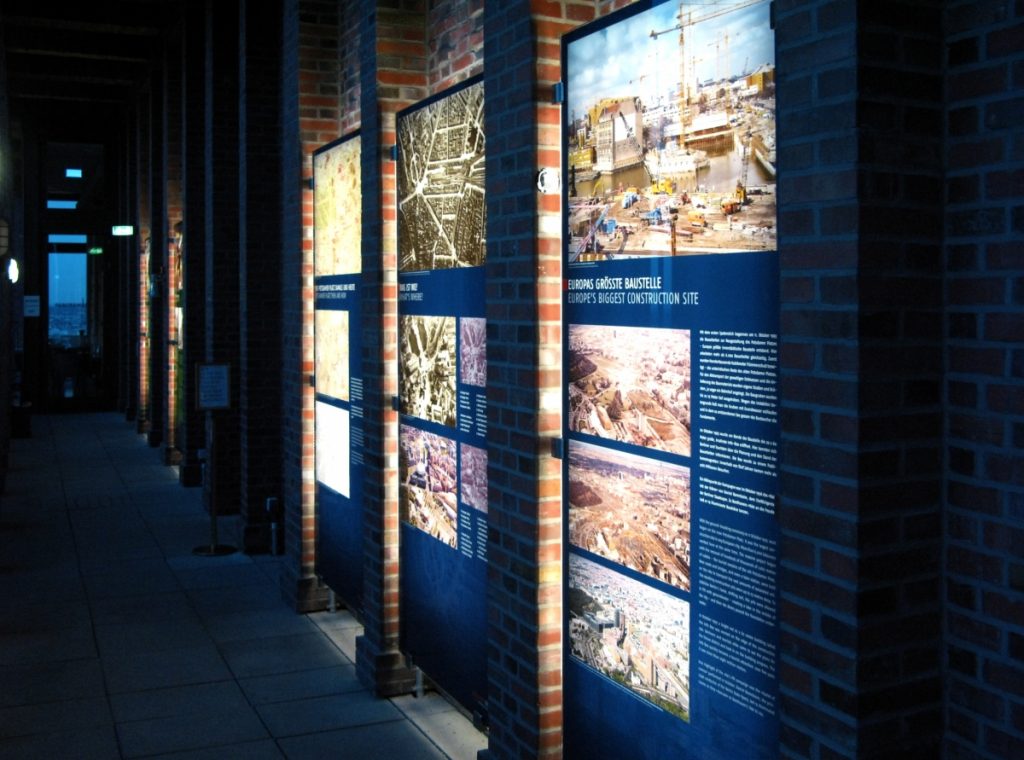 Facts & Files kuratierte eine Ausstellung auf dem  Panoramapunkt Berlin.   Die Ausstellung stellt die Geschichte des berühmten Potsdamer Platzes in Berlin dar.