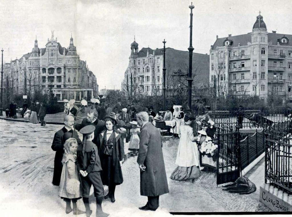 The Viktoria-Luise-Platz in Schöneberg was completed in 1902. The former meadow was developed by the Berlinische Boden-Gesellschaft AG, which was founded by the Haberland family. Herbert M. Gutmann became co-shareholder of the company and was also on the supervisory board of the Berlinische Boden-Gesellschaft AG until 1933. © Zeitschrift "Berliner Leben", 1902.